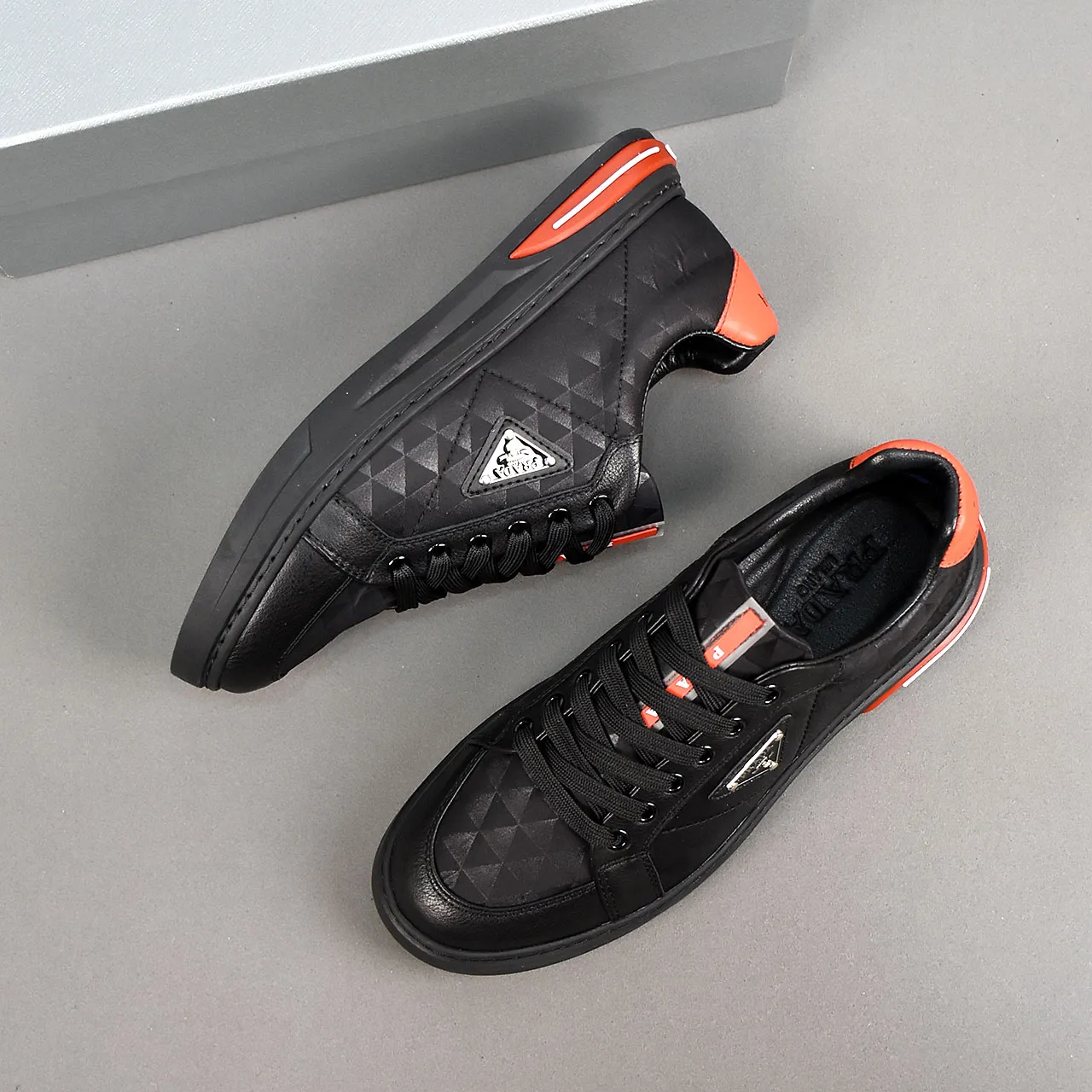 PP420🍄🍄🍄【Prada·PRADA】set off the audience! An international brand that is constantly innovating. This men's casual shoe is the original version. It is made of cowhide leather at a ratio of one to one at the store. It has leather feet and rubber non-slip outsole. It is breathable and comfortable. Quality speaks for itself. 👄38-44